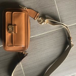 Michael Kors Bradshaw Medium Leather Camera Bag in the color Luggage